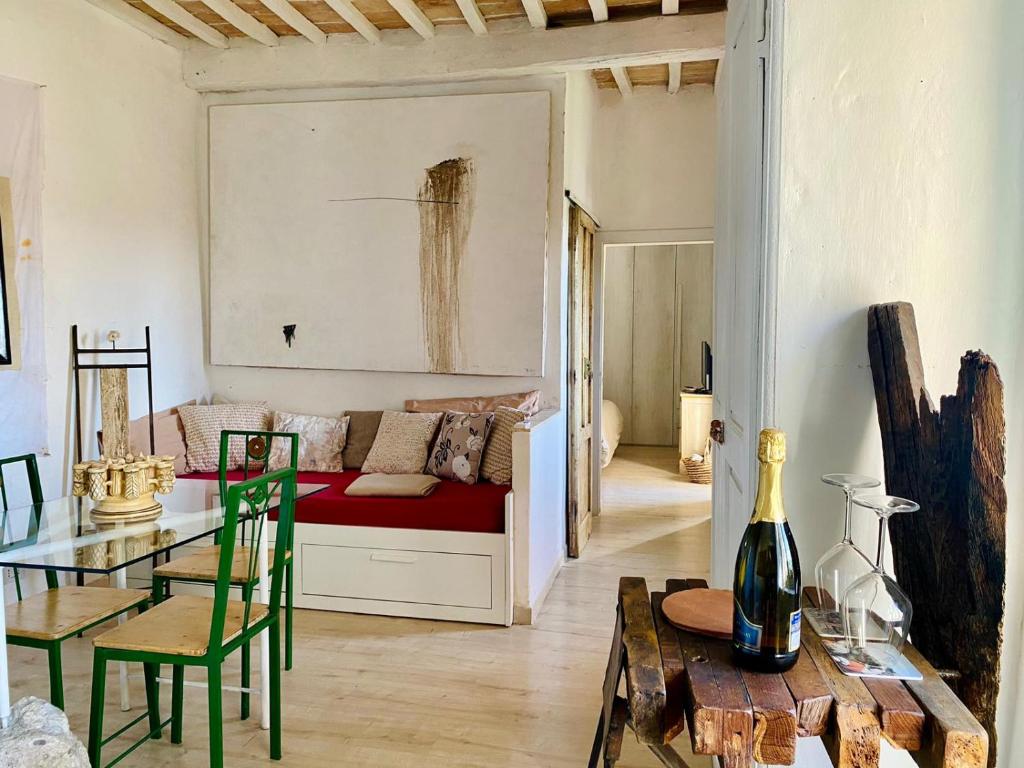 een woonkamer met een bank en een tafel bij La Sorpresa sul Bastione with panoramic balcony in Pitigliano
