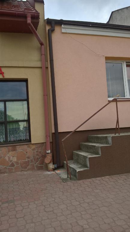un escalier en face d'un bâtiment dans l'établissement Maja, à Szydłów