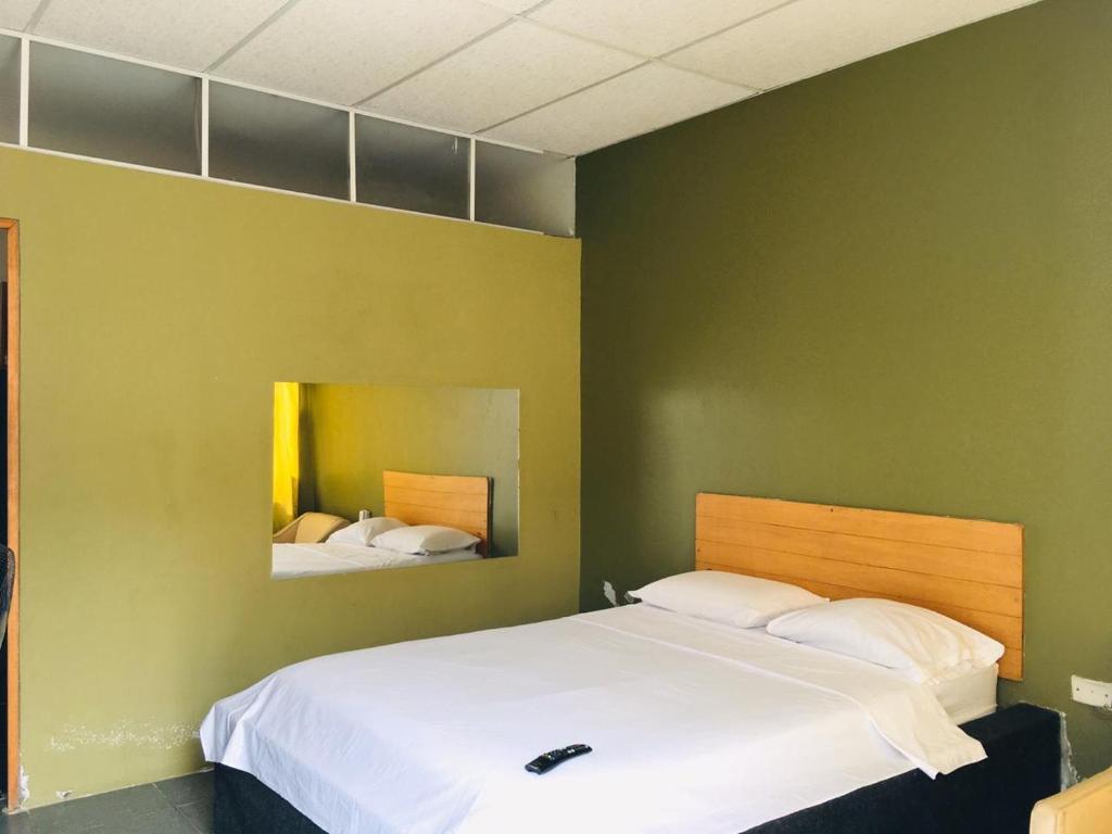 sypialnia z dużym białym łóżkiem i lustrem w obiekcie Hospedaje Talareño Hokua Suite w mieście Talara