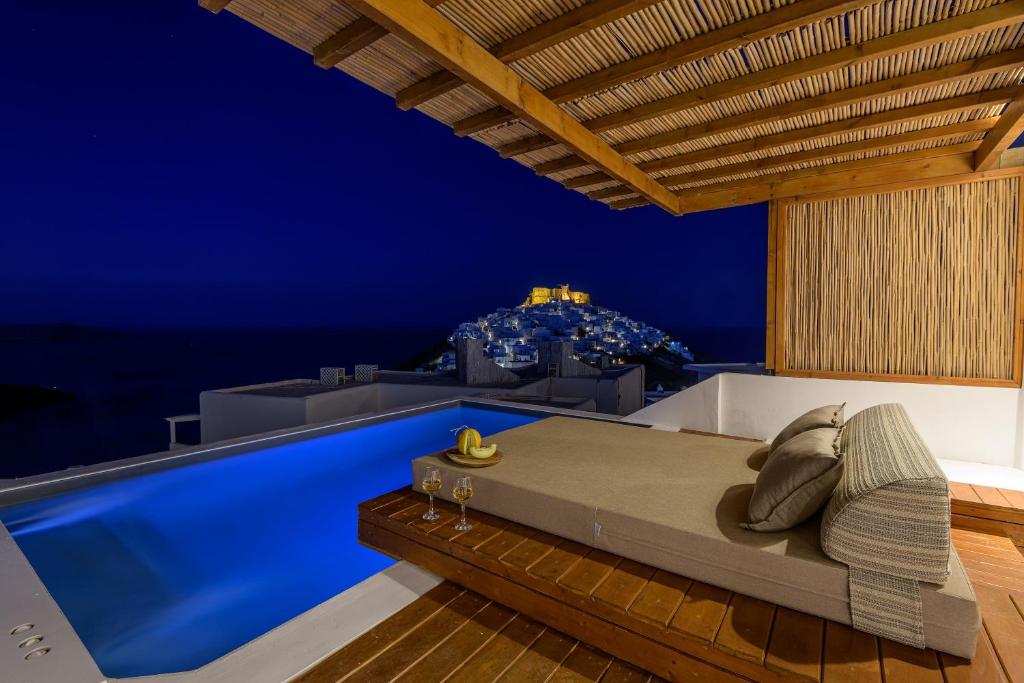 Bazén v ubytování Oneiro Luxury Suites-Adults Only nebo v jeho okolí