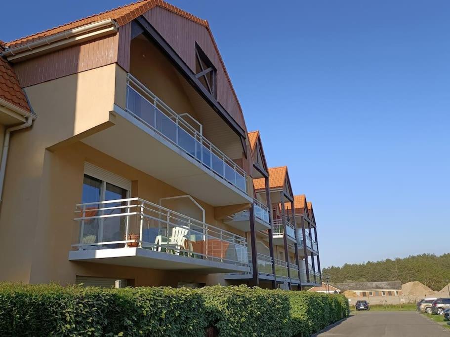 - un balcon avec des chaises dans l'établissement Charmant studio en bord de mer, à Camiers