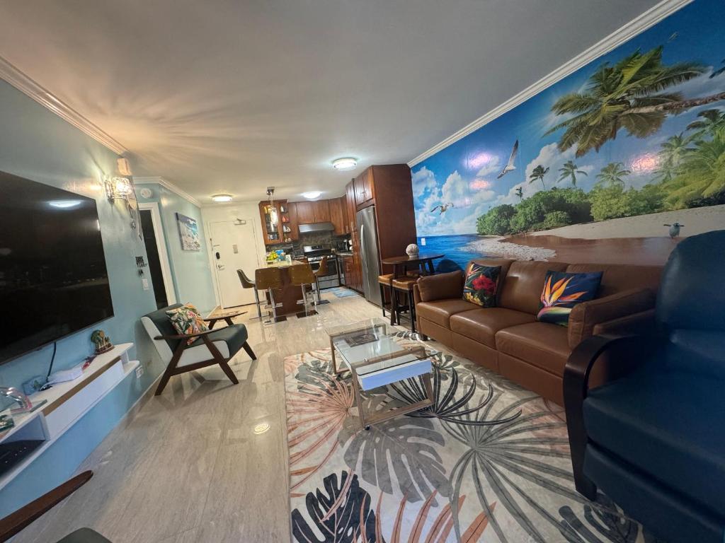 ホノルルにあるAloha Waikiki Condo 2Beds, 2Baths, Free Parking.のソファとテレビのあるリビングルーム