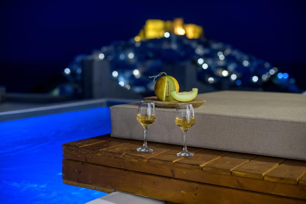 Nápoje v ubytování Oneiro Luxury Suites-Adults Only
