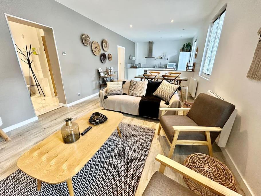 un salon avec un canapé et une table dans l'établissement Voyage à la plage, à Deauville