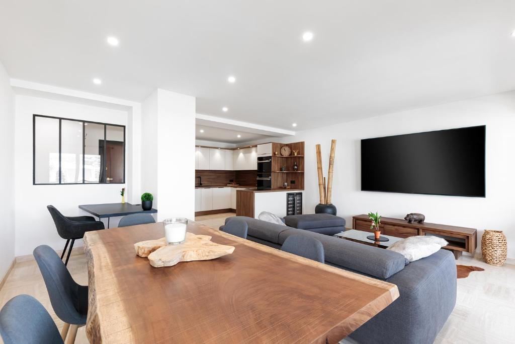 sala de estar con sofá y mesa en Spacieux appartement de 114 m2 à 5 min des plages - proximité tous commerces et transports, en Antibes