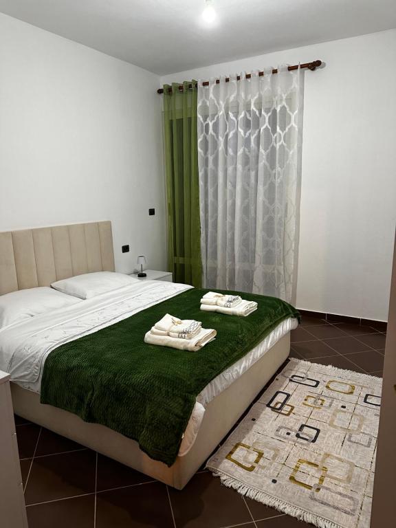 sypialnia z łóżkiem z dwoma ręcznikami w obiekcie Iri Apartment w Durrës