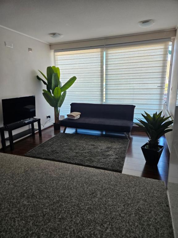 sala de estar con sofá y mesa en Estancia Perfecta en Los Andes, en Los Andes