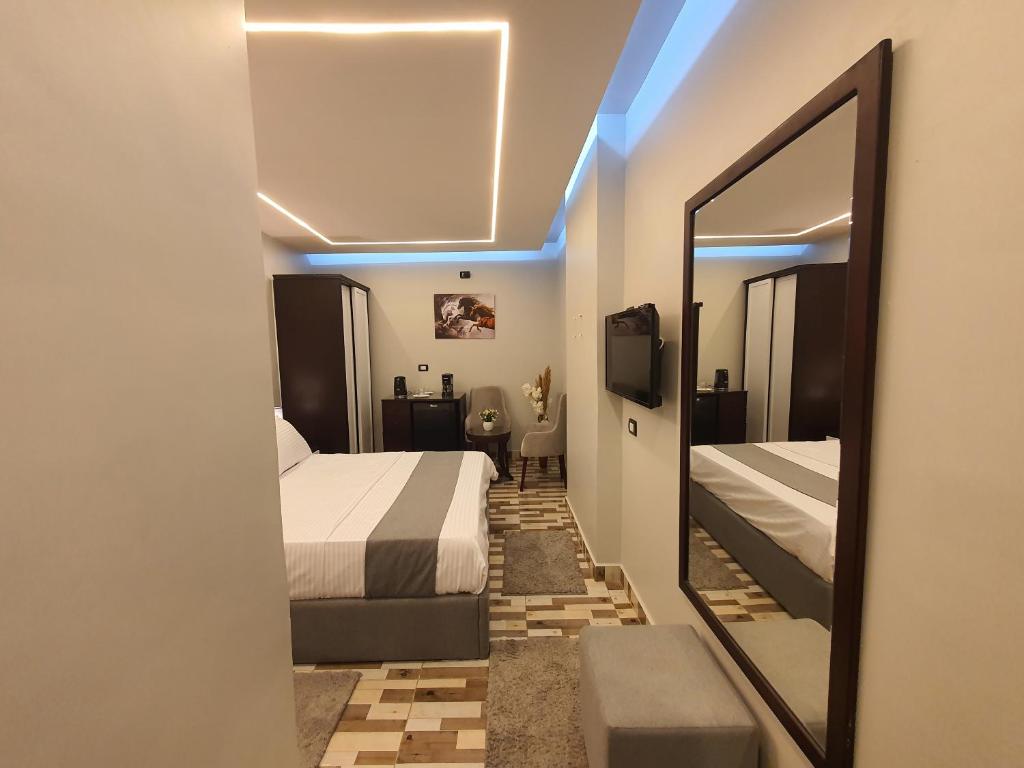 Postel nebo postele na pokoji v ubytování Youvala serviced apartment Giza