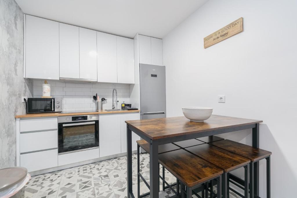 A kitchen or kitchenette at Ohana Home