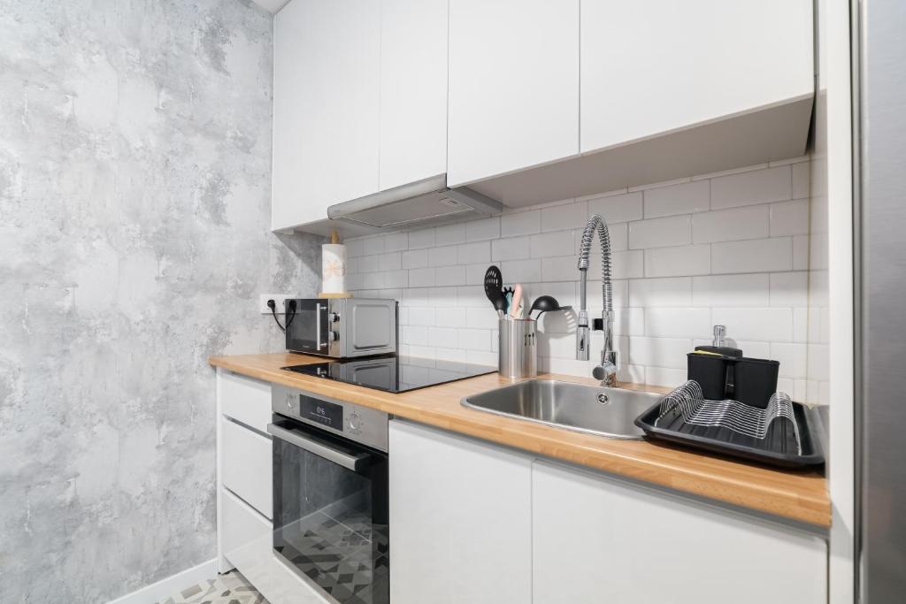 A kitchen or kitchenette at Ohana Home
