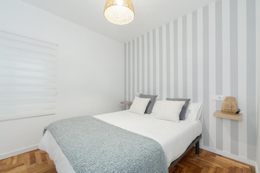 A bed or beds in a room at Ohana Home