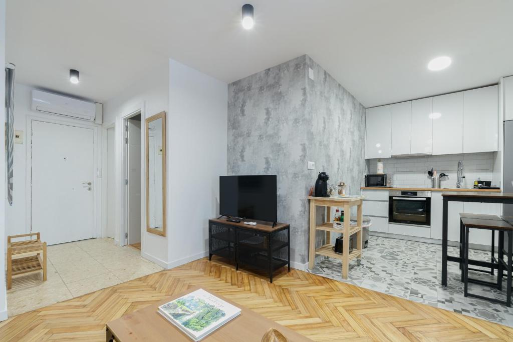 A kitchen or kitchenette at Ohana Home