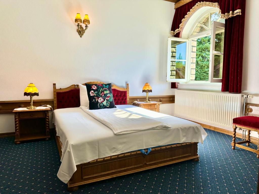 Un pat sau paturi într-o cameră la Éllő Residence