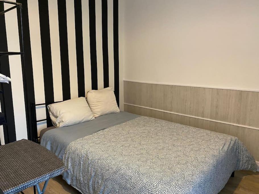 Llit o llits en una habitació de Modern studio - Le Bourget Ideal JO 2024