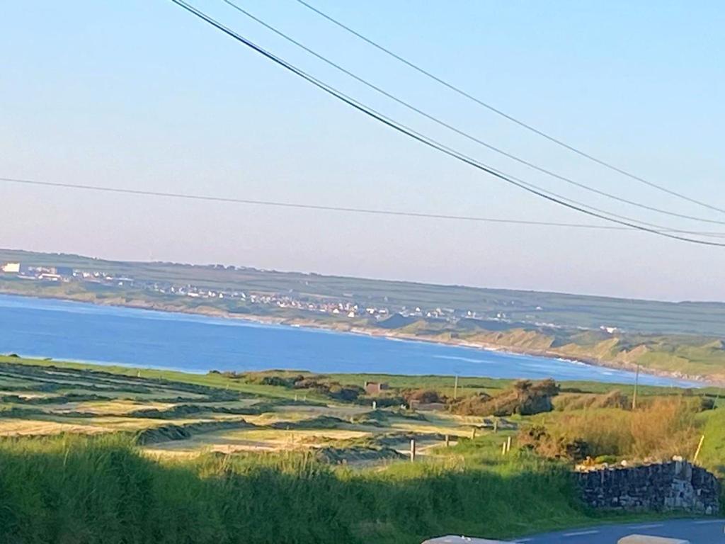 una vista de un cuerpo de agua desde una colina en Kilmore Beach Apartment en Tralee