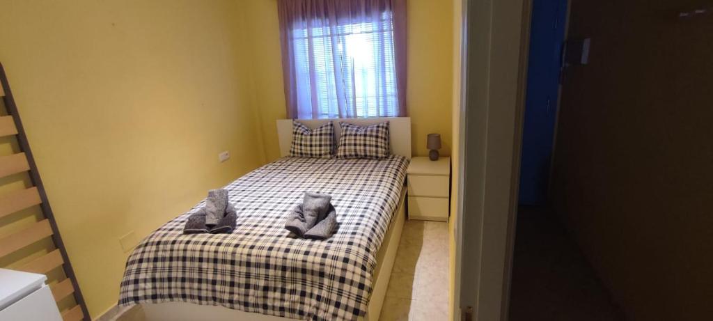 Un pequeño dormitorio con una cama con dos animales de peluche. en Apartamento Aquila Parque en Fuengirola