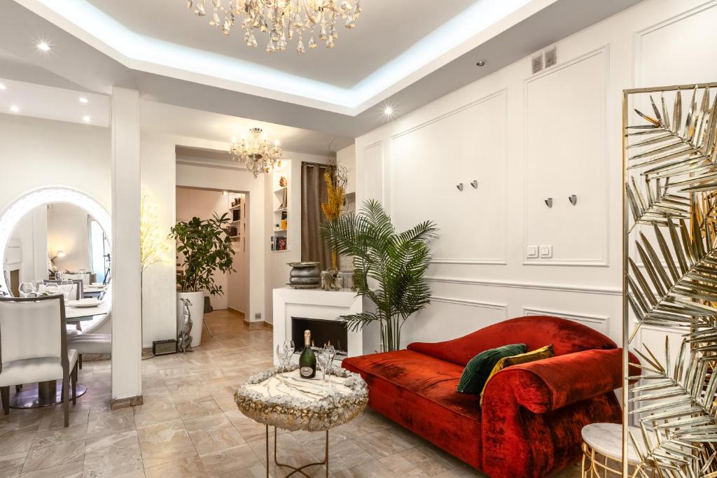 un salon avec un canapé rouge et une table dans l'établissement Romanctic Loft near Eiffel Tower, à Paris