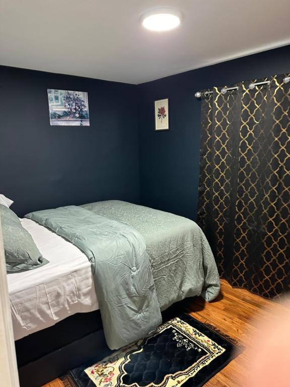 Ένα ή περισσότερα κρεβάτια σε δωμάτιο στο Fidelia Beryl Room, Queen Bed Minutes from Newark Liberty International Airport and Newark Penn Station