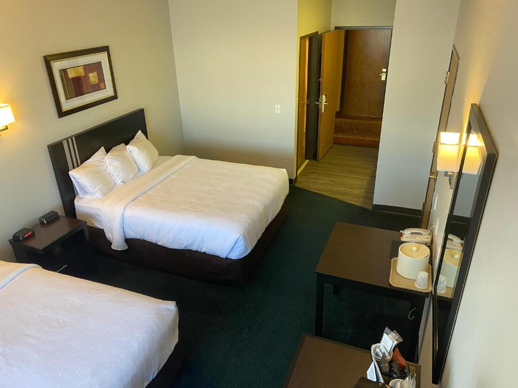 Postel nebo postele na pokoji v ubytování FairBridge Inn Express Tukwila