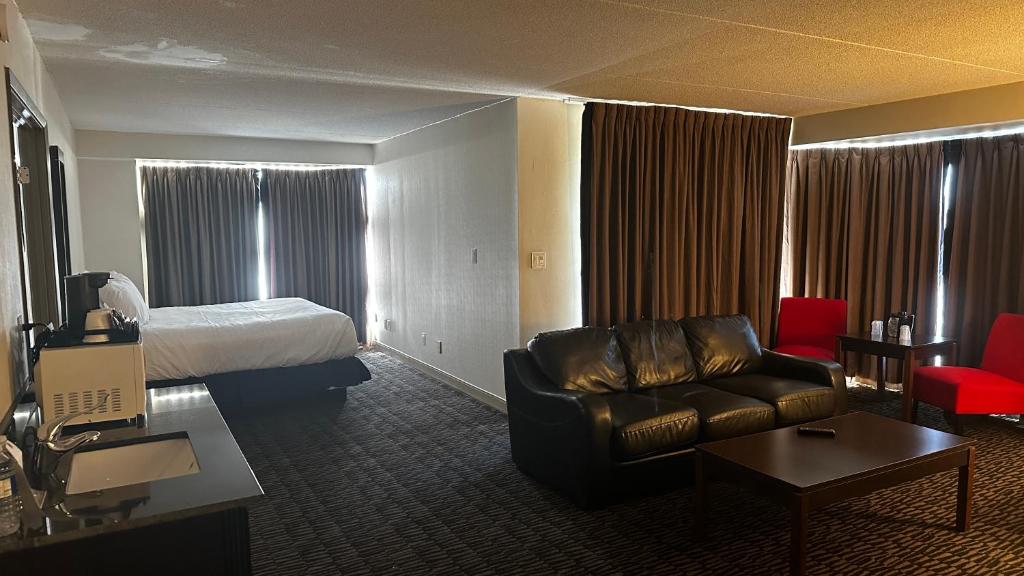 Ruang duduk di Ramada Plaza by Wyndham Niagara Falls