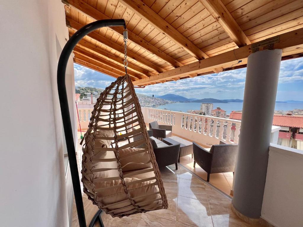 un'amaca sul balcone con vista sull'oceano di Gregor Apartments 1 a Sarandë