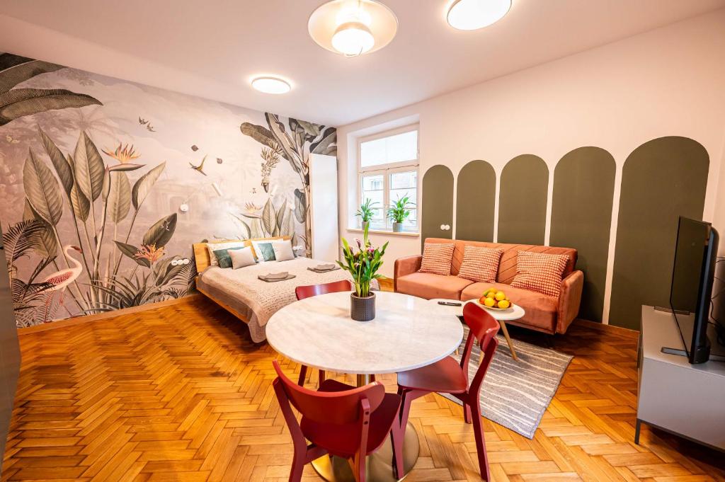un soggiorno con tavolo e divano di Trip Apartments a Cracovia