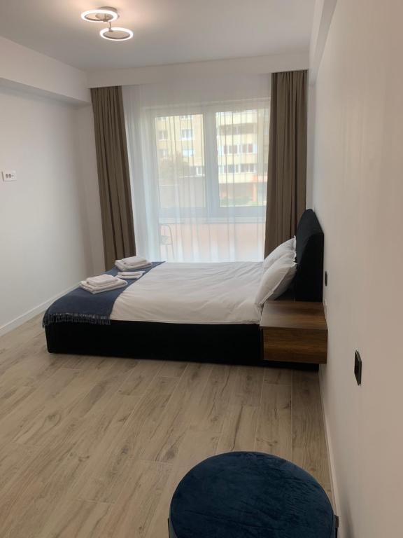um quarto com uma cama e uma janela grande em Premium Residence ApartHotel em Oradea