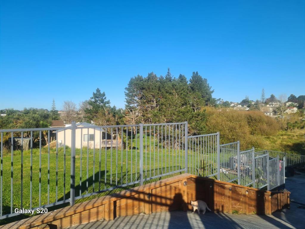 una cerca frente a un patio con un campo en Auckland airport holiday home, en Auckland