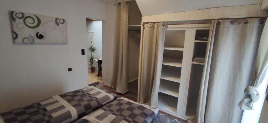 Katil atau katil-katil dalam bilik di Vieja Casita de huespedes con Escaleras