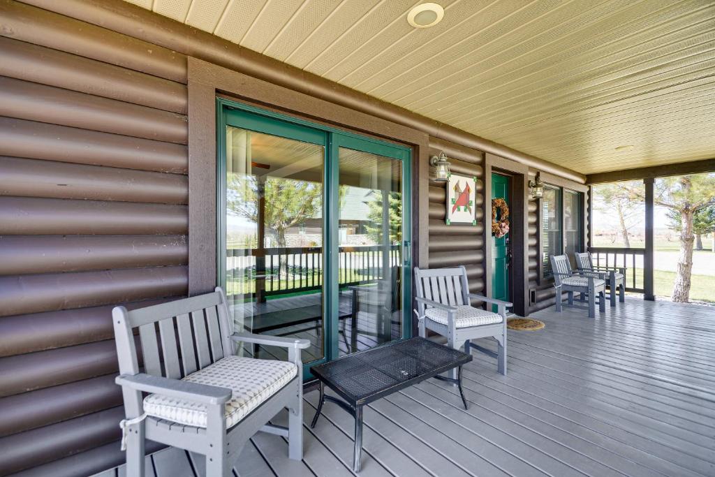 Balkón nebo terasa v ubytování Serene Yellowstone Country Retreat with Deck and Views