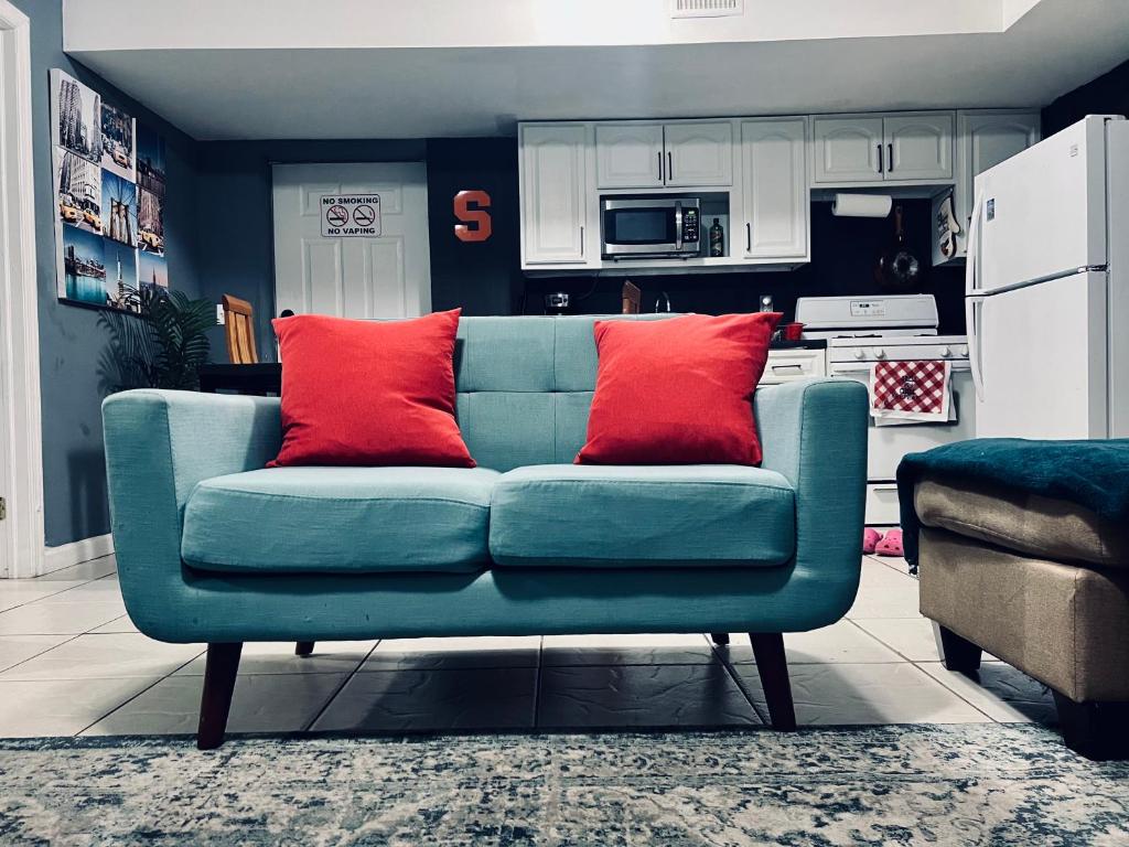 eine blaue Couch mit zwei roten Kissen in der Küche in der Unterkunft New Cozy 2 Beds Near Newark-NYC in Newark