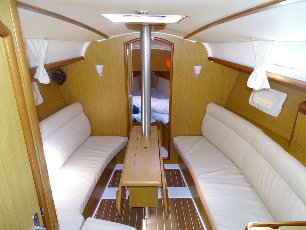 Двухъярусная кровать или двухъярусные кровати в номере Bed on Boat 32021 corfu