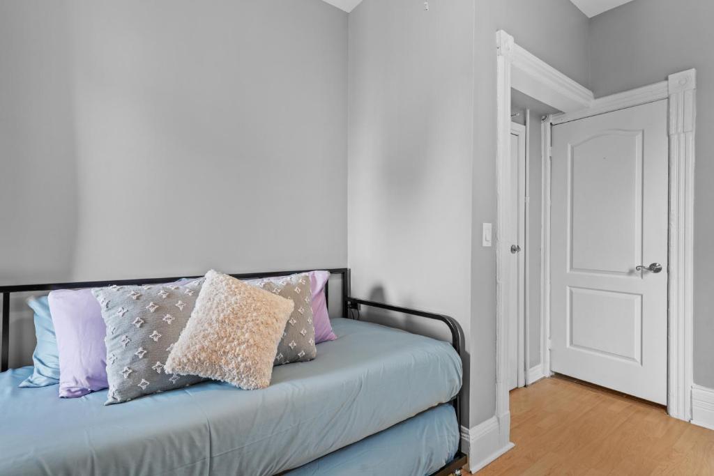uma cama com almofadas num quarto em Stylish 2bd, DT, Lndry & Prkng em Windsor