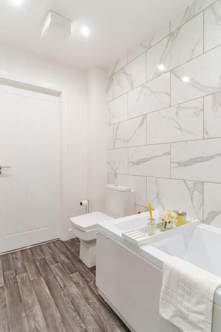 Koupelna v ubytování Bridge Court by Sterling Edge Apartments - Luxury Aparthotel - Stylish 1-bed Apartments - Balcony with Canal View or Private Garden - Free Parking