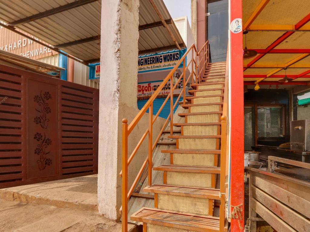 um conjunto de escadas que levam a um edifício em OYO Flagship BABLU GRAND IN HOTEL em Hyderabad