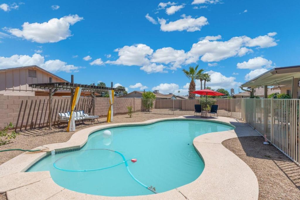 una piscina en un patio con una valla en S Phx Pool Fun 15 min from everything en Phoenix