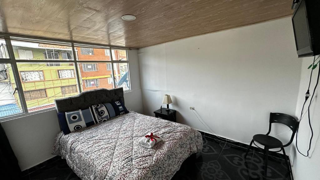 sypialnia z łóżkiem z łukiem w obiekcie Apartamento cerca al centro y sitios turísticos w mieście Bogota