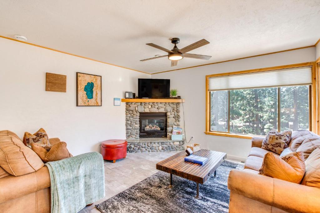 ein Wohnzimmer mit 2 Sofas und einem Kamin in der Unterkunft Tahoe Area Townhome with Pool and Mountain Views in Stateline