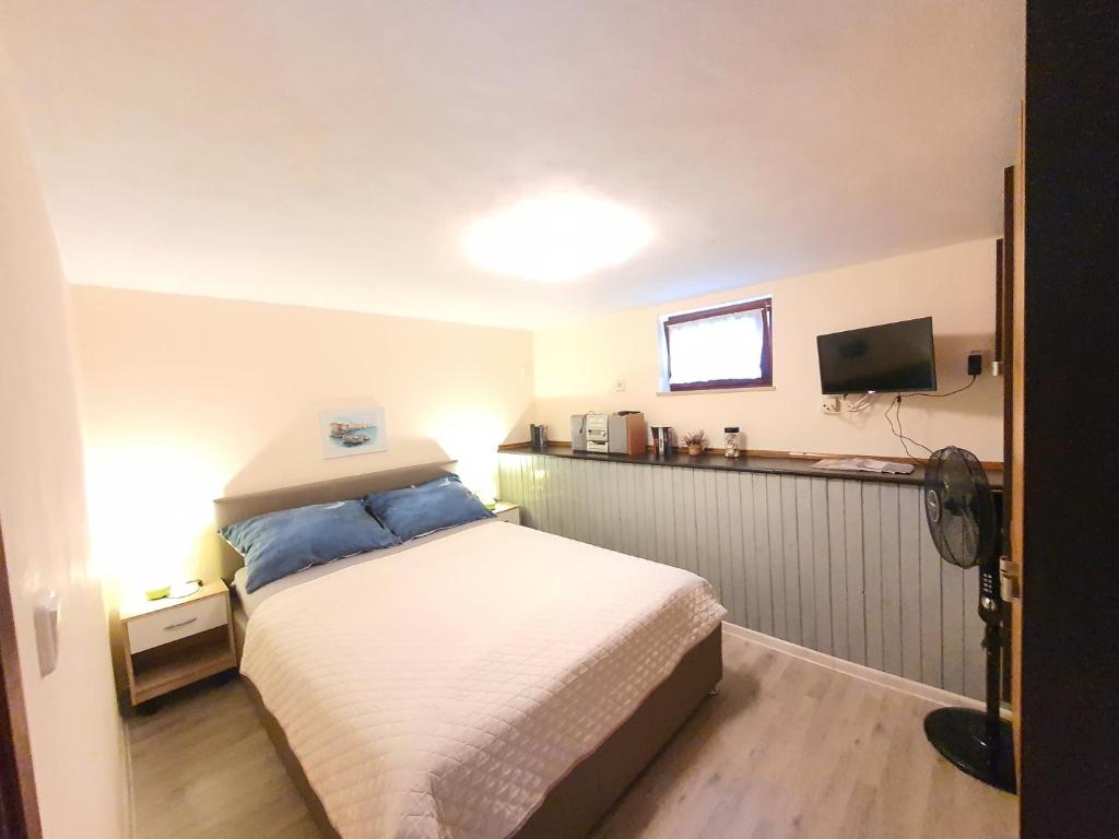 Postel nebo postele na pokoji v ubytování Apartments with a parking space Opric, Opatija - 7728