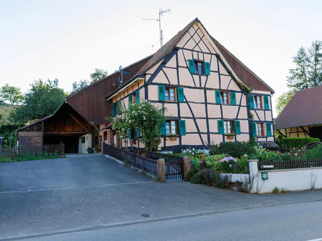 una casa con una recinzione di fronte di Gîte Ueberstrass, 5 pièces, 5 personnes - FR-1-744-29 a Ueberstrass