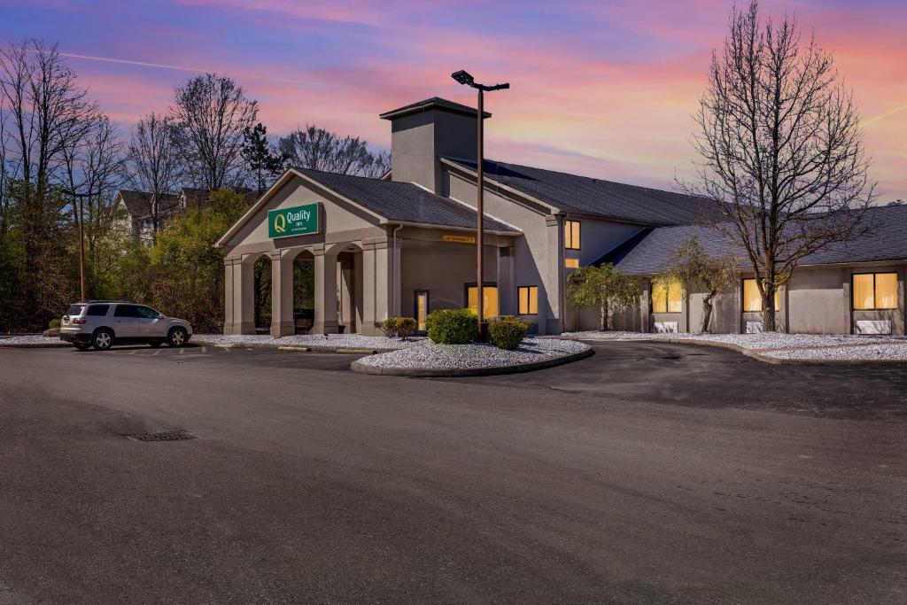 ein Hotel mit einem Auto, das vor einem Gebäude geparkt ist in der Unterkunft Quality Inn Austintown-Youngstown West in Youngstown