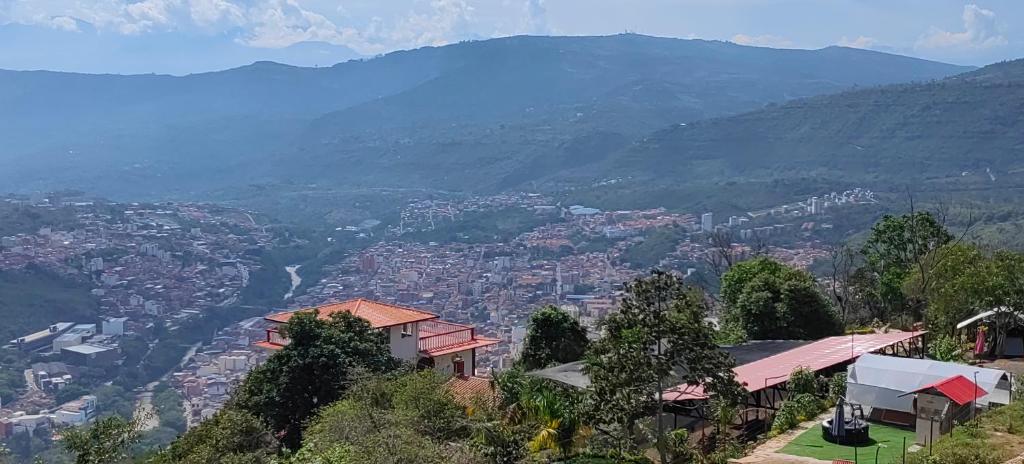 - une vue sur une ville avec des montagnes en arrière-plan dans l'établissement EL GRAN MIRADOR, à San Gil