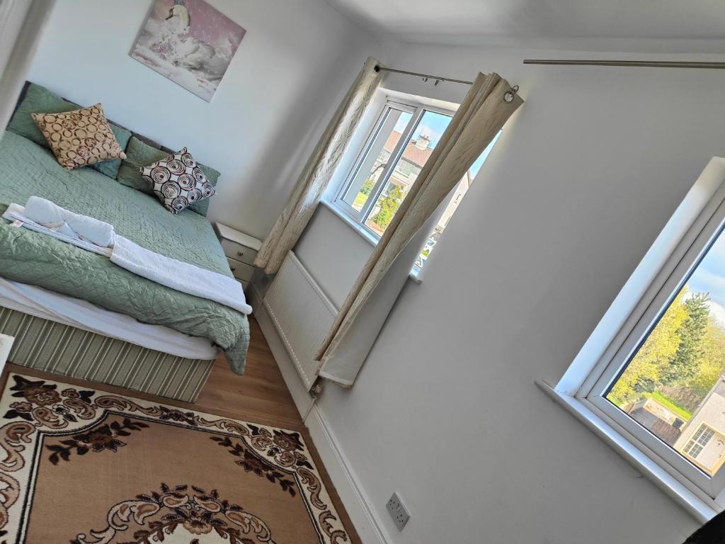 Postel nebo postele na pokoji v ubytování Town Center 3Room House free parking
