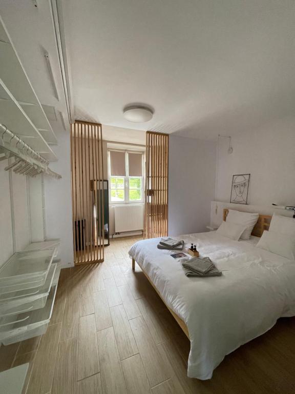 um quarto com uma grande cama branca e uma escada em Élégant 2 chambres à deux pas de l'Espagne em Urrugne