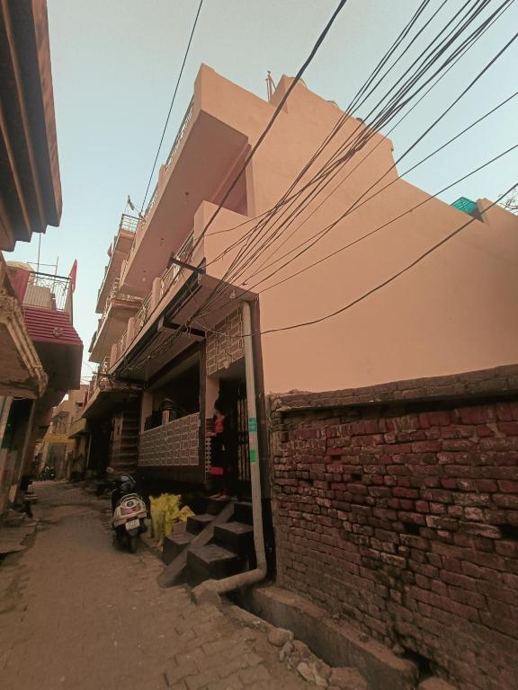 un vicolo con un edificio e una moto in strada di Abhay gupta rental a Ghaziabad
