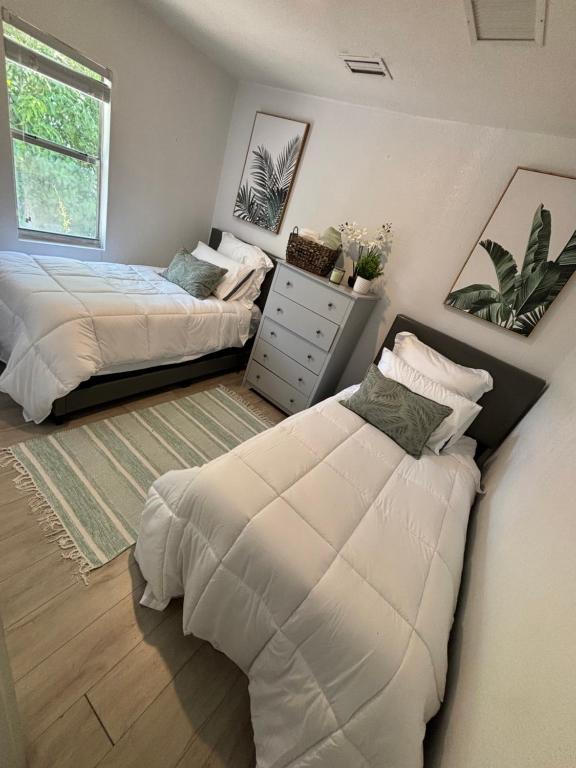 Säng eller sängar i ett rum på Deluxe Room in best location Miami - Private Parking, Laundry and Luggage Storage