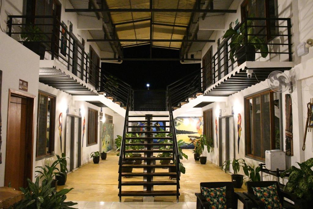 萊蒂西亞的住宿－Cruz Roja - Turismo Solimões，大楼内带螺旋楼梯的走廊