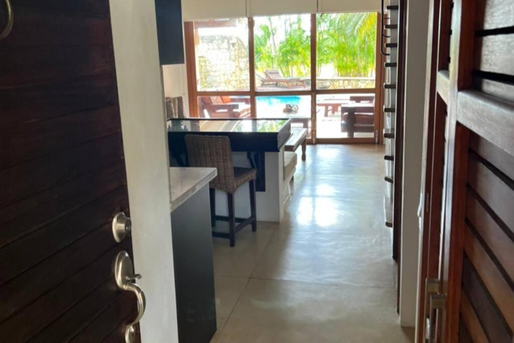 a hallway with a table and chairs in a house at VILLA EN MORROCOY in Tucacas