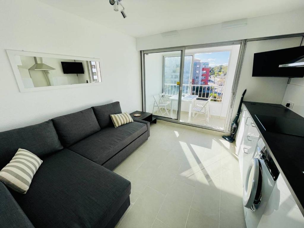 Photo de la galerie de l'établissement Studio cabine rénové, centre port avec piscine - FR-1-723-155, au Cap d'Agde