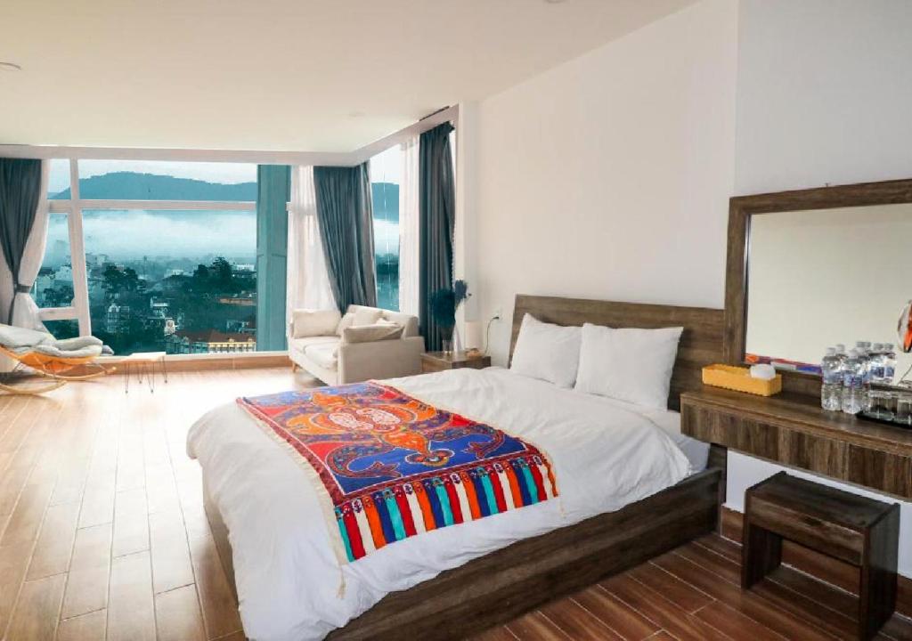 Ένα ή περισσότερα κρεβάτια σε δωμάτιο στο Đà Lạt Lahana Hotel